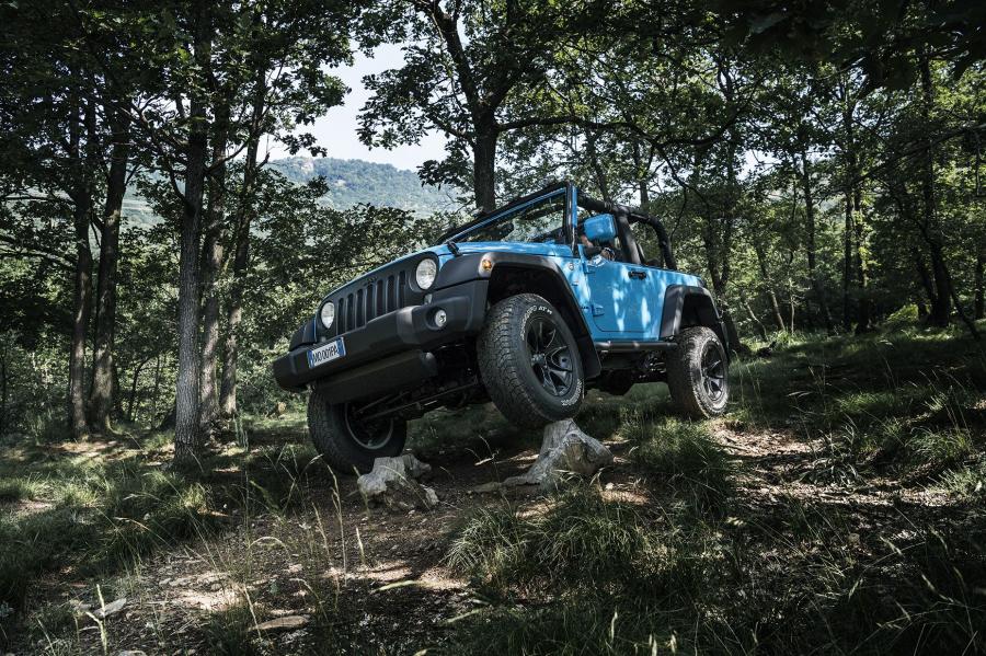  Jeep Wrangler Rubicon MoparONE Pack 2016 года  (фото 32 из 32)